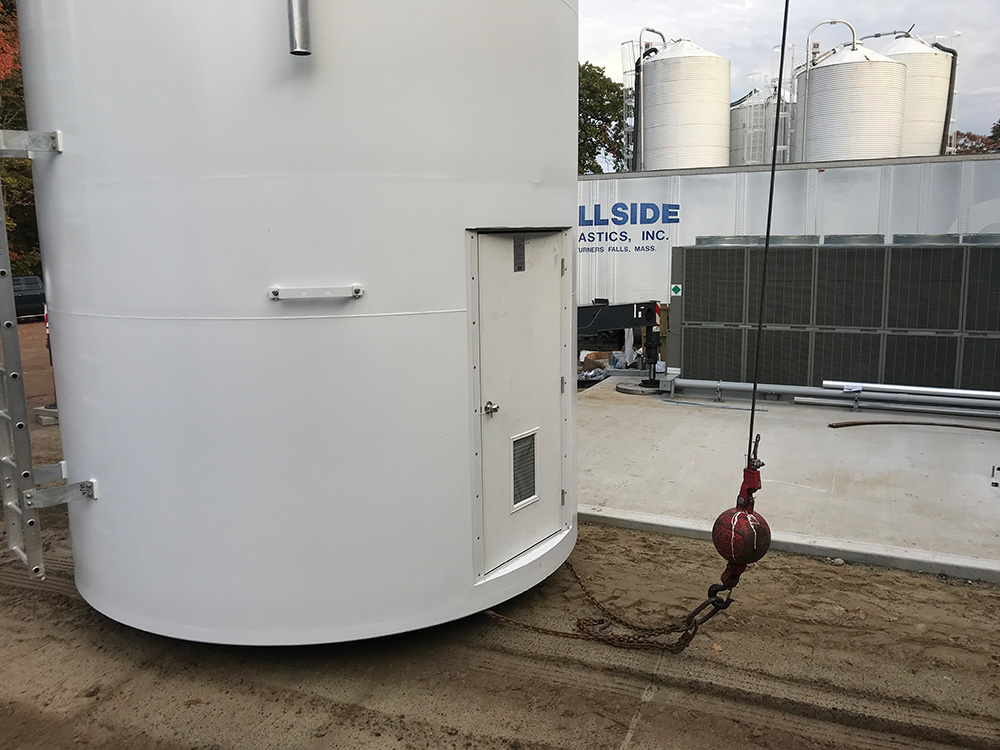 Storage tank in suspension, working on precision placement